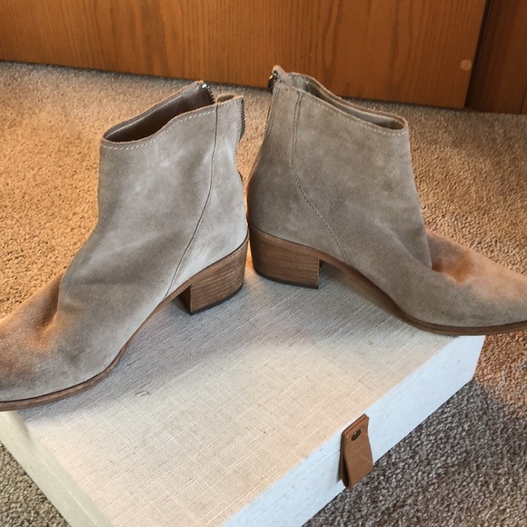 Dolce Vita beige genuine suede ankle boot pointed toe back zipper block heel 8.5 - Picture 2 of 12